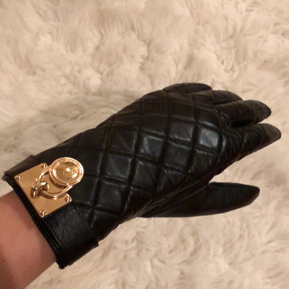 Michael Kors Genuine leather quilted gloves. - Picture 5 of 6